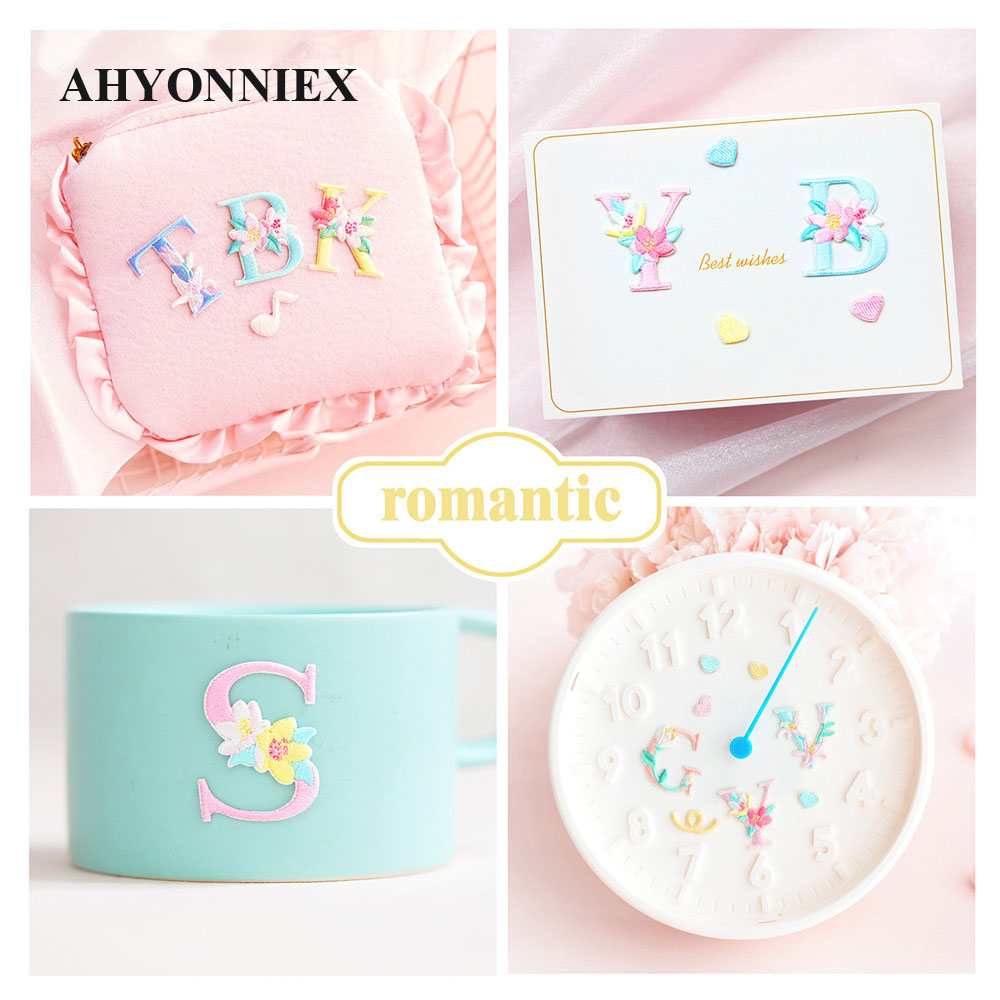 Embroidery Letter N - Parche de flores con letras en